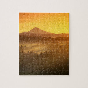 Sonnenaufgang orange färbt den Nebel im Tal in Puzzle