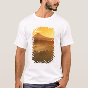 Sonnenaufgang orange färbt den Nebel im Tal in T-Shirt