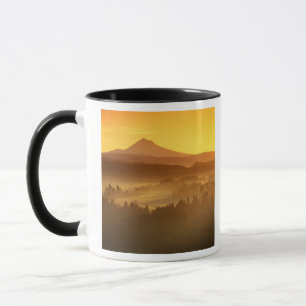 Sonnenaufgang orange färbt den Nebel im Tal in Tasse