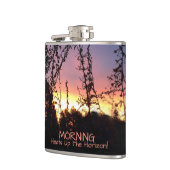 Sonnenaufgang scheint zwischen Wildblumen Silhouet Flachmann (Links)