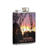 Sonnenaufgang scheint zwischen Wildblumen Silhouet Flachmann (Rechts)