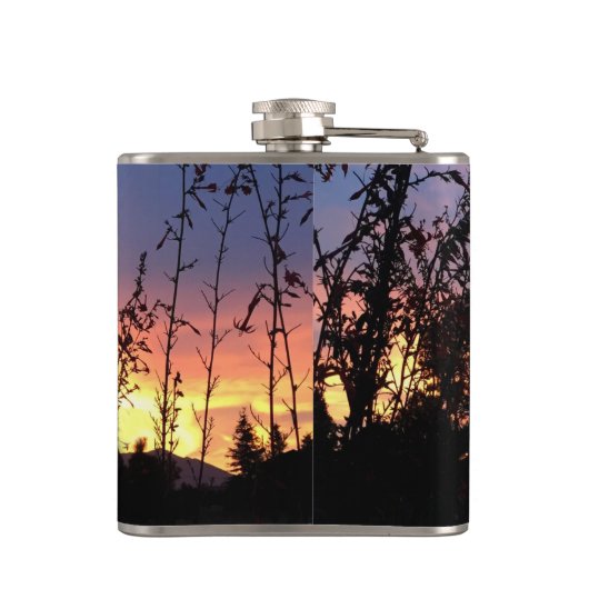 Sonnenaufgang scheint zwischen Wildblumen Silhouet Flachmann (Rückseite)