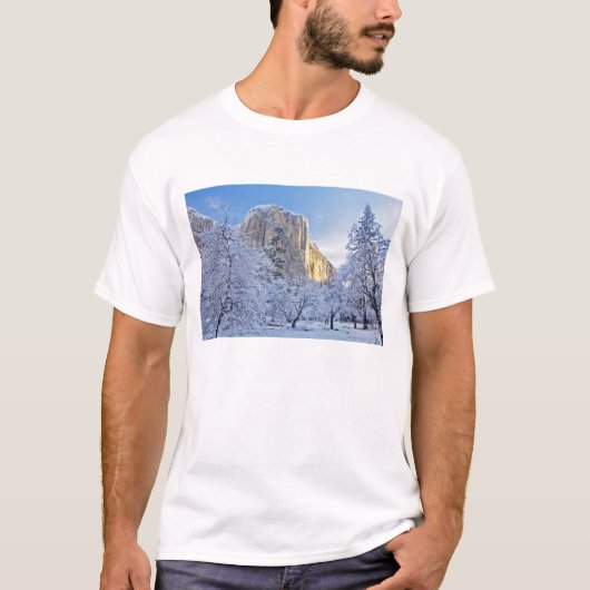 Sonnenaufgang trifft El Capitan durch Schnee T-Shirt (Vorderseite)