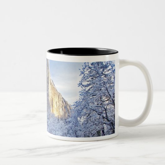 Sonnenaufgang trifft El Capitan durch Schnee Zweifarbige Tasse (Rechts)