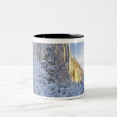 Sonnenaufgang trifft El Capitan durch Schnee Zweifarbige Tasse (Mittel)