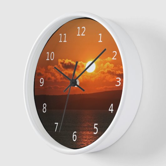 Sonnenaufgang über dem Meer in Cornwall, schwarze Uhr (Winkel)