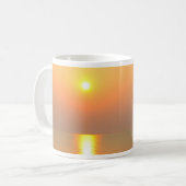 Sonnenaufgang über dem Meer. Klassische weiße Kaffeetasse (Vorderseite Links)
