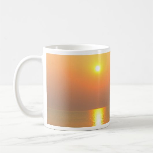 Sonnenaufgang über dem Meer. Klassische weiße Kaffeetasse (Links)