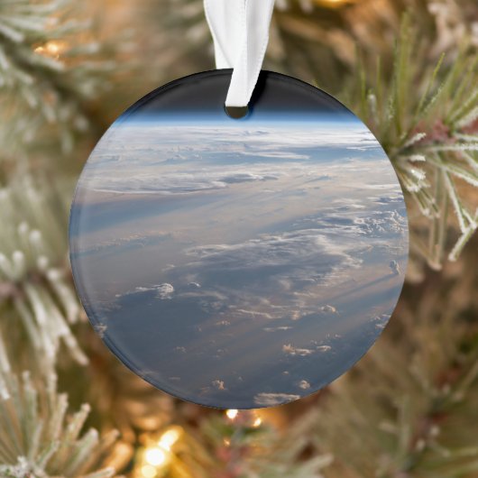 Sonnenaufgang über dem philippinischen Meer mit la Ornament (Baum)