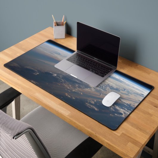 Sonnenaufgang über dem philippinischen Meer mit la Schreibtischunterlage (Büro 2)