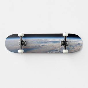 Sonnenaufgang über dem philippinischen Meer mit la Skateboard