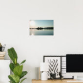 Sonnenaufgang über dem ruhigen See Poster (Heimbüro)
