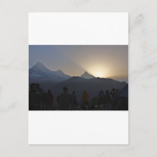 Sonnenaufgang über den Bergen Postkarte