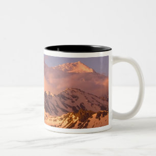 Sonnenaufgang über den Bergketten im Süden Zweifarbige Tasse
