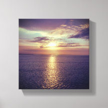 Sonnenaufgang über den Ozeanwellen