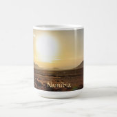 Sonnenaufgang über der Wüstenlandschaft Namib Kaffeetasse (Mittel)