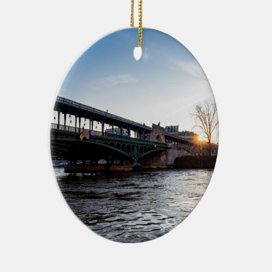 Sonnenaufgang über die Brücke Bir-Hakeim im Winter Keramik Ornament (Rechts)