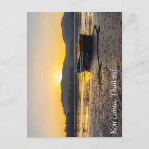 Sonnenaufgang über einem Boot am Strand, Koh Lanta Postkarte