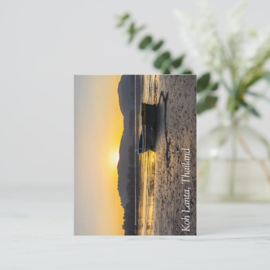 Sonnenaufgang über einem Boot am Strand, Koh Lanta Postkarte (Stehend Vorderseite)