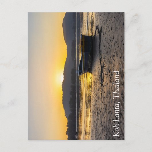 Sonnenaufgang über einem Boot am Strand, Koh Lanta Postkarte (Vorderseite)