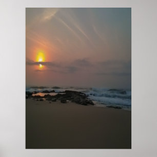 Sonnenaufgang über einem Felsvorsprung am Meer Poster