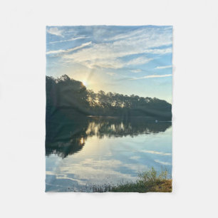 Sonnenaufgang über einem See in Georgia Fleecedecke