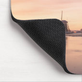 Sonnenaufgang über gefrorenem Fluss mit Windmühlen Mousepad (Ecke)