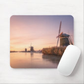 Sonnenaufgang über gefrorenem Fluss mit Windmühlen Mousepad (Mit Mouse)