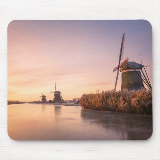 Sonnenaufgang über gefrorenem Fluss mit Windmühlen Mousepad (Vorne)