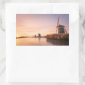 Sonnenaufgang über gefrorenem Fluss mit Windmühlen Rechteckiger Aufkleber (Tasche)