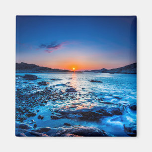 Sonnenaufgang über Horizont am Meer bei Morgendämm Magnet