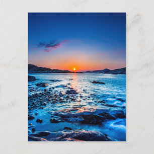 Sonnenaufgang über Horizont am Meer bei Morgendämm Postkarte