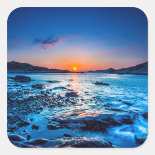 Sonnenaufgang über Horizont am Meer bei Morgendämm Quadratischer Aufkleber