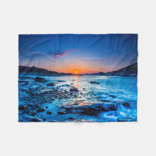 Sonnenaufgang über Horizont an der Küste an der Fleecedecke