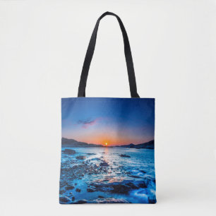 Sonnenaufgang über Horizont an der Küste an der Tasche