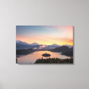 Sonnenaufgang über See ausgeblutetem Leinwanddruc Leinwanddruck