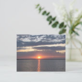 Sonnenaufgang über See Postkarte (Stehend Vorderseite)