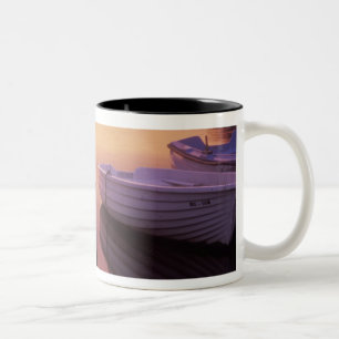 Sonnenaufgang über Stari Grad Hafen mit Fischfang Zweifarbige Tasse