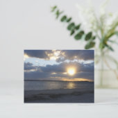 Sonnenaufgang über Wasser Postkarte (Stehend Vorderseite)