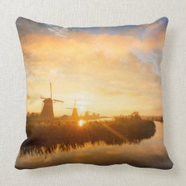 Sonnenaufgang über Windmühlen und einem Fluss in H Kissen