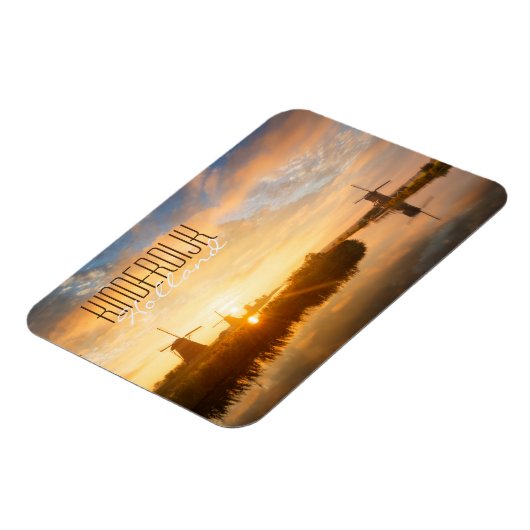 Sonnenaufgang über Windmühlen und einem Fluss in H Magnet (Linke Seite)