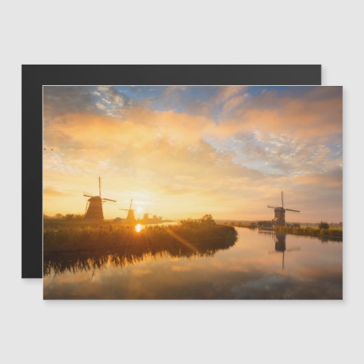 Sonnenaufgang über Windmühlen und einem Fluss in H Magneteinladung (Vorne/Hinten)