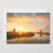 Sonnenaufgang über Windmühlen und einem Fluss in H Magneteinladung (Vorderseite)