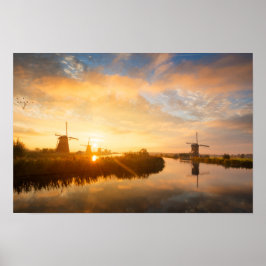 Sonnenaufgang über Windmühlen und einem Fluss in H Poster