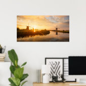 Sonnenaufgang über Windmühlen und einem Fluss in H Poster (Heimbüro)