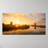 Sonnenaufgang über Windmühlen und einem Fluss in H Poster (Vorne)