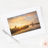 Sonnenaufgang über Windmühlen und einem Fluss in H Rechteckiger Aufkleber (Umschlag)