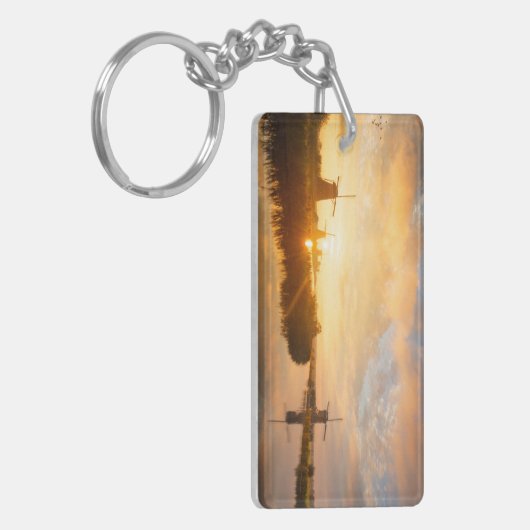 Sonnenaufgang über Windmühlen und einem Fluss in H Schlüsselanhänger (Vorderseite links)