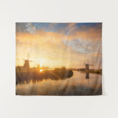 Sonnenaufgang über Windmühlen und einem Fluss in H Wandteppich (Vorderseite (Horizontal))