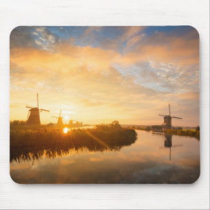 Sonnenaufgang über Windmühlen und einem Fluss in Mousepad